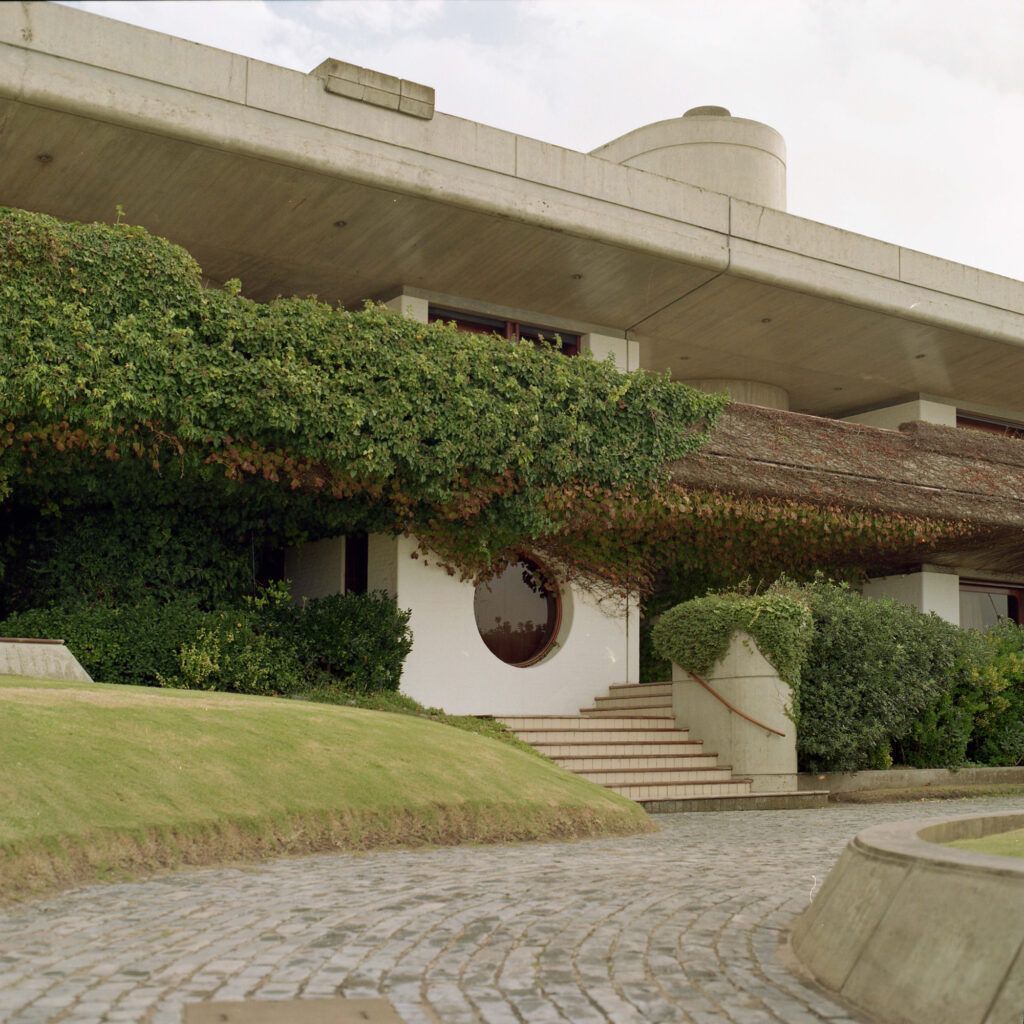 hutdesigns's tweet image. A house in Playa Brava was designed by Argentine architect Ricardo Gomara in the 80s