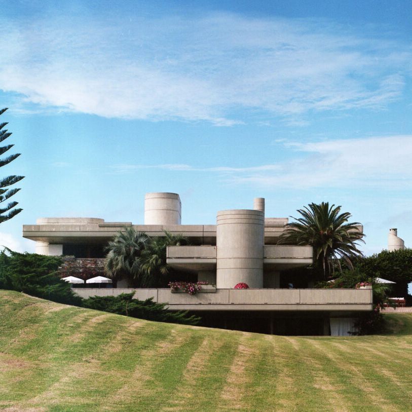 hutdesigns's tweet image. A house in Playa Brava was designed by Argentine architect Ricardo Gomara in the 80s