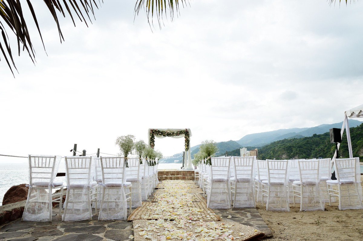 ederflores's tweet photo. Cuando el mar susurra promesas y las flores responden con belleza
Así se vivió esta ceremonia en Villa La Mansión, Garza Blanca, Puerto Vallarta.
Cada detalle fue diseñado para honrar el amor, la luz y la emoción de un “sí” eterno. 
#EderFloresWeddingsAndEvents #BodasQueInspiran https://t.co/HmUWuIpgrP