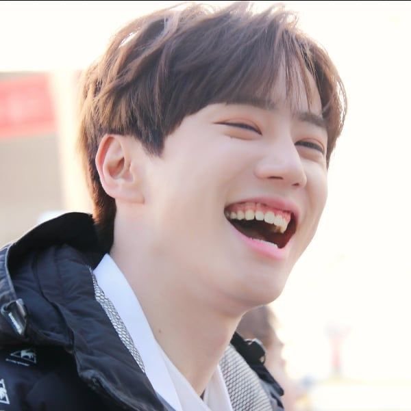 Dlwkwoon's tweet image. 웃는게 진짜 이쁨..