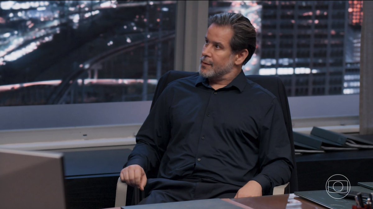 ZAMENZA's tweet image. "A policial é bonitinha ela... As duas formam um casal tão bonito..." (Arminda)
"QUER PARAR COM ISSO??? Minha filha jamais vai formar casal com mulher..." (Ferette) 
"Tem pai que é cego, né..." #Tresgraças