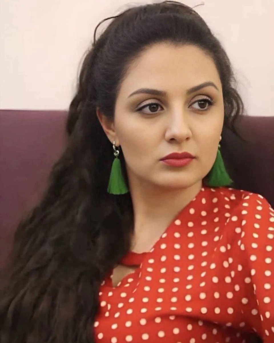 GabyLob's tweet image. Aida Rostami fue una médica valiente en Irán. Atendía a personas que luchaban por la libertad, protestando contra el régimen. Por eso, el régimen islámico la castigó de la manera más cruel.

Fue torturada y le fracturaron huesos, la nariz y los hombros. Le arrancaron el ojo…