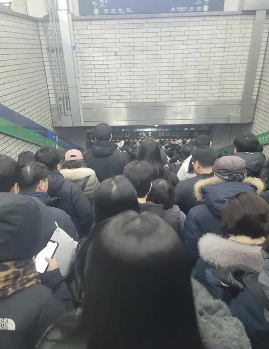 Mong2Father's tweet image. 지방에서만 살아서 몰라서 그런데 서울은 매일 이렇게 출근해요? 이게 가능해요?