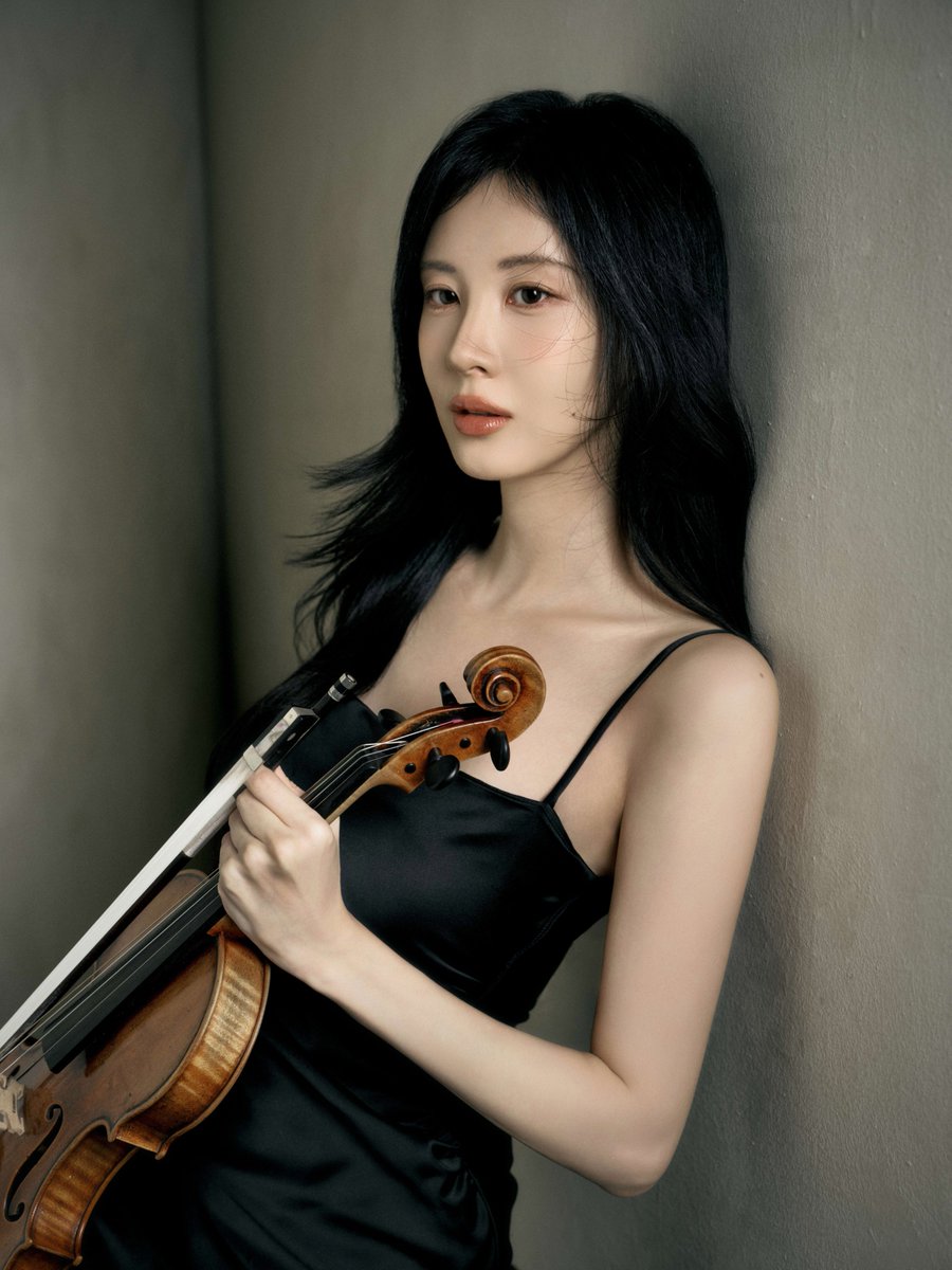 SeohyunData's tweet image. 📷 #서현 | Profile photos of Seohyun with violin for her classical orchestra debut in HQ