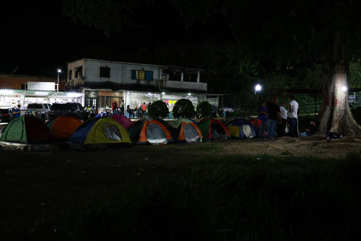 ‼️ Seis noches durmiendo a la intemperie frente a El Rodeo I. Seis noches de oraciones y peticiones que el régimen sigue ignorando. 🕯️

Los familiares no se rinden; su amor es la barrera contra el olvido. Mientras ellos sigan allí, el mundo seguirá recordando que hay inocentes