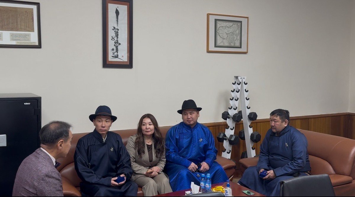 Өчигдөр “АГЗ” барилгын компанийн чадварлаг 3 залуутай уулзаж, барилгын салбарт үр бүтээлтэй ажиллаж буй хөдөлмөр зүтгэлийг нь үнэлэн салбарын тэргүүний ажилтнаар шалгаруулан шагнасан тэмдэг, үнэмлэхийг нь гардуулж, цаашдын ажилд нь амжилт хүслээ.