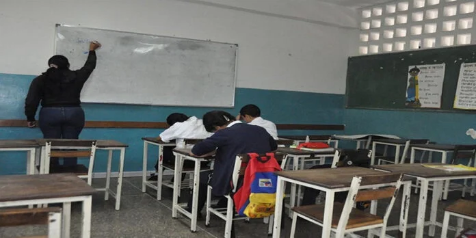 ReporteYa's tweet image. #13Ene #Venezuela #Educación #FVM
La Federación Venezolana de Maestros alertó que la presencia de cuerpos de seguridad y las limitaciones de movilidad generan preocupación en familias y docentes, y exigió garantías claras para un regreso a clases seguro. – @ElPitazoTV