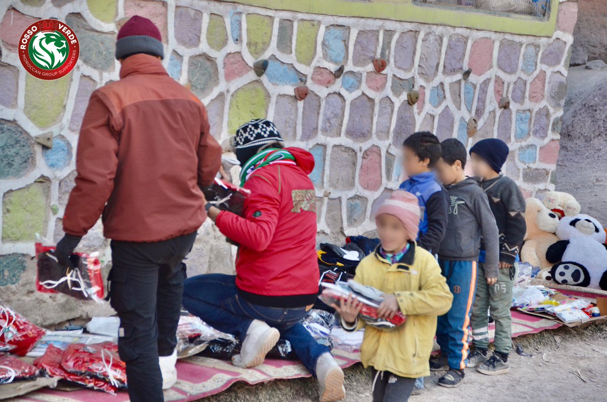 rossoverde212's tweet image. سيرًا على المبدأ الذي تؤمن به المجموعات التشجيعية، باعتبارها أسلوبَ حياةٍ لا يقتصر فقط على التشجيع والتأطير الجماهيري، قامت مجموعة روسوفيردي بمبادرة خيرية تطوعية، تمثلت في توزيع الملابس وقفف غذائية، إلى جانب إصلاح وتجهيز أحد أقسام مؤسسة تعليمية، لفائدة ساكنة⬇️