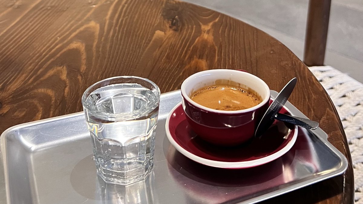 هواجيس ليل البارحه عوّدت ذا الليل
على نفس موعدها عسى الله لا يحييها