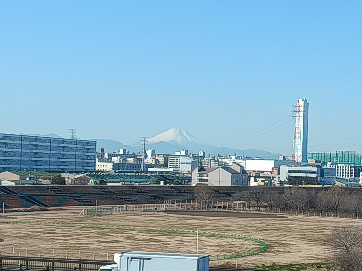 ASPHA_'s tweet image. 関東に来ると山が見えなくなって富士山だけニョキっと見えることがある
コレを見ると関東に来たなーって感じ