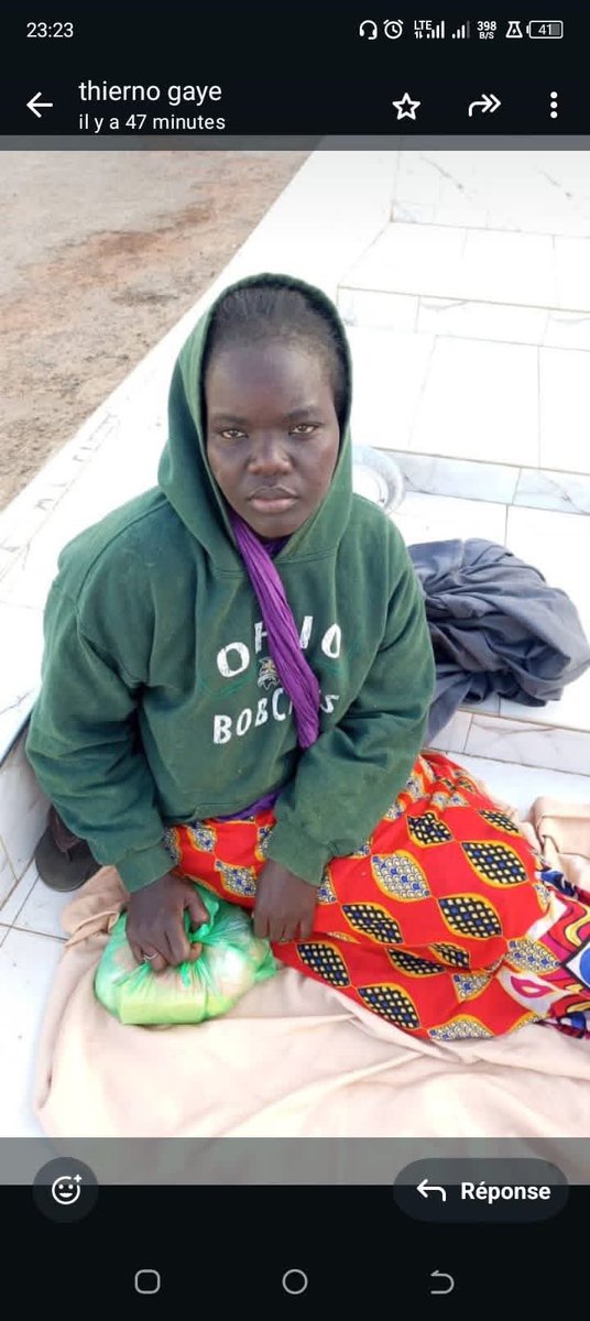 secoursociaux's tweet image. 🚨🚨🚨elle est actuellement à bayakh passe la nuit à l'entrée du garage svp max de partage pour l'aider à retrouver sa famille