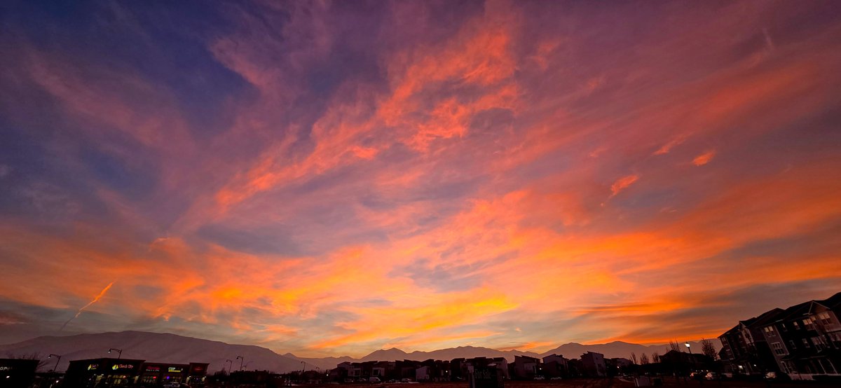 sugarpoultry's tweet photo. Tonight's electrifying sunset!
Herriman.
#beaUTAHful #utahisbeautiful #utahskies #utahsunset #sunset #utwx #utahweather @KUTV2News https://t.co/0GsQxoAzZl