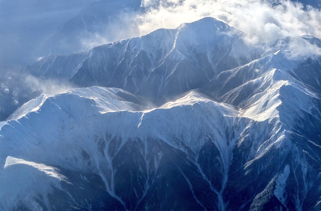 ひさびさ出張です。南アルプスの雪山がかっこよかった。Google先生が赤石岳と教えてくれました。季節や時間によって見えるものがまったく違うから国内線はやっぱり窓際。