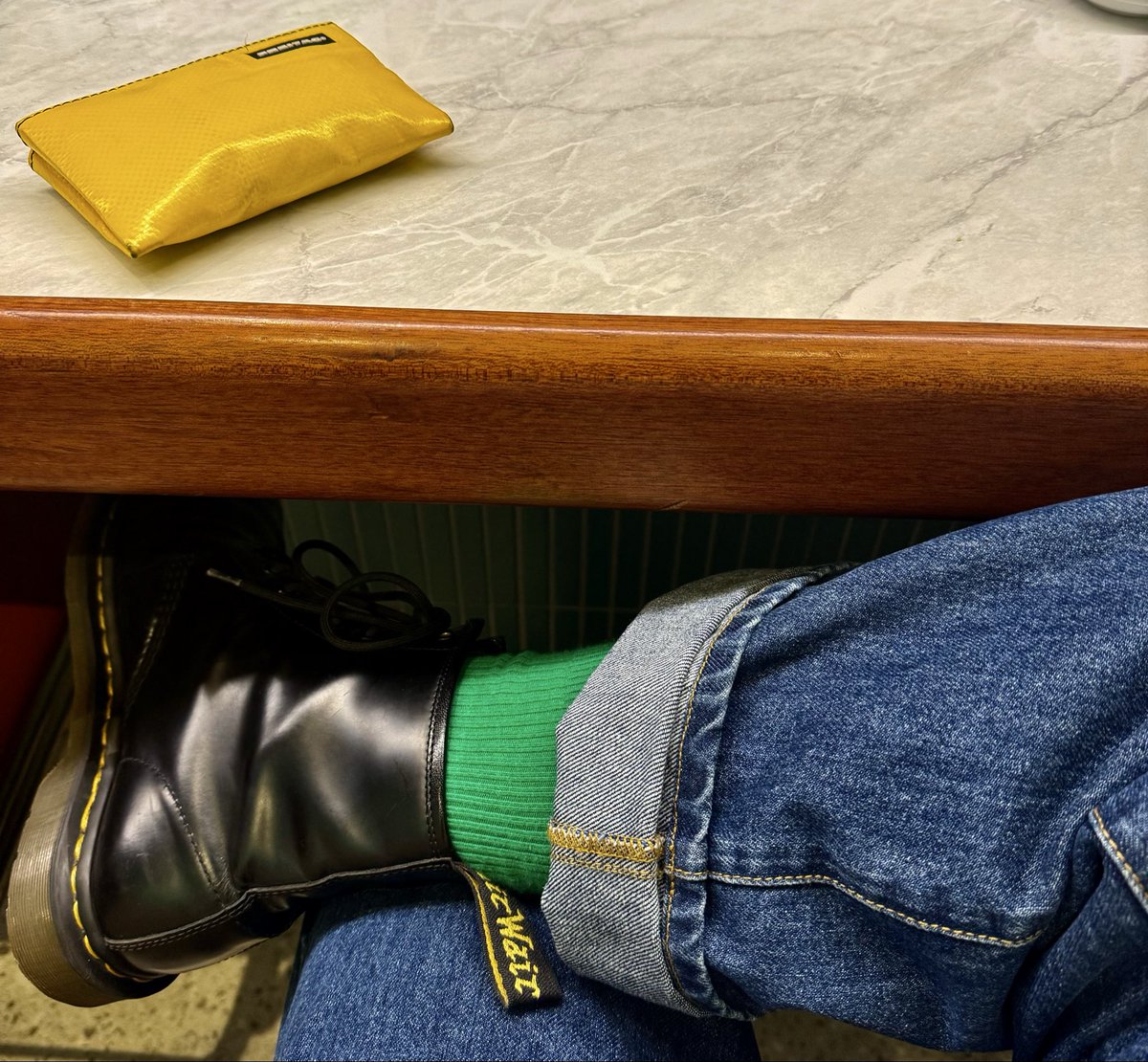 Complex_weekend's tweet image. 집에 가고 싶고, 놀고 싶다.
바다도 보고 싶고 당신도 보고 싶어
미술관 가고 싶고 맛난 것도 먹고 싶어
말 없이 가만히 안겨있다 괴롭히고
입맞추고 포옹하고 싶어
원초적인 즐거움.. 그립다.

삶의 권태로움과 호승심이 오락가락..
헛헛하다 헛헛해