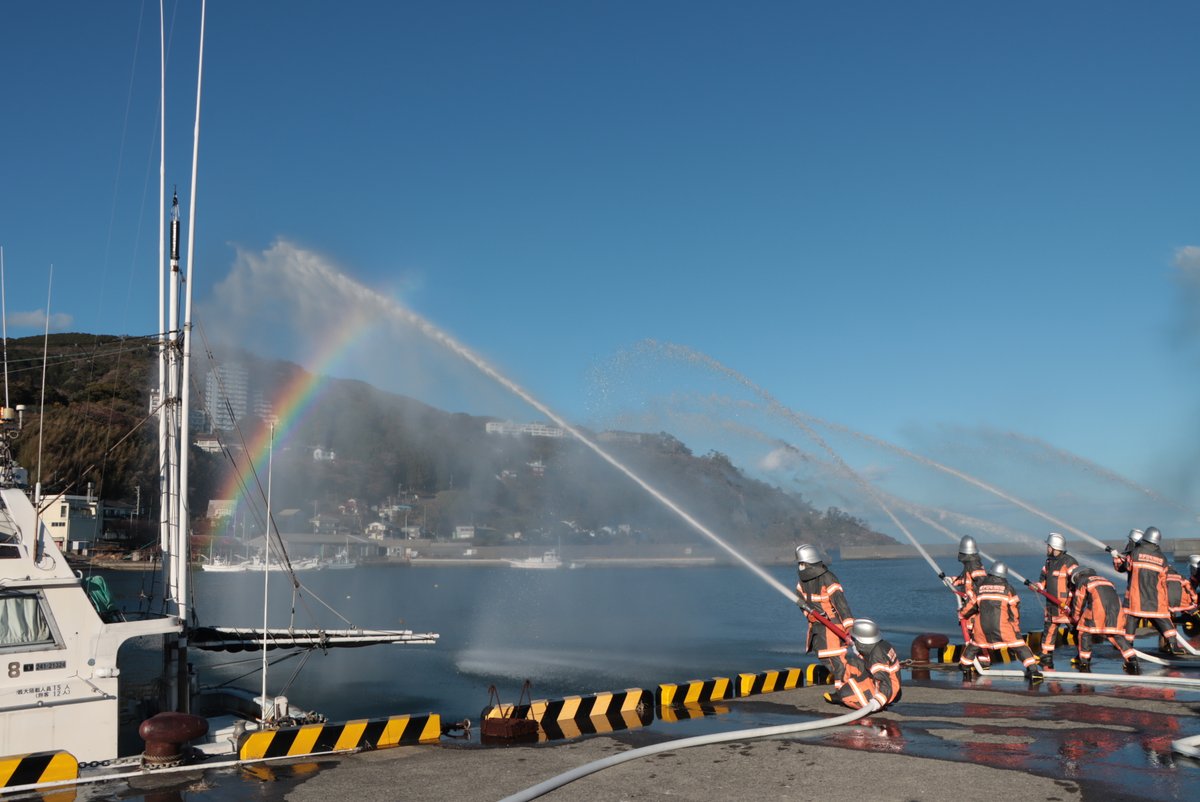 1/10に東伊豆町消防団出初式が行われました。

昨年は町内でも火災があり、団の働きが重要なものだと実感した１年でした。
人口減少に伴う団員数減少など、今後の活動への課題もあります。地域の皆様におきましては、団の活動へのご理解とご協力をお願いします。

今年も祝賀放水で虹が出ました🌈✨