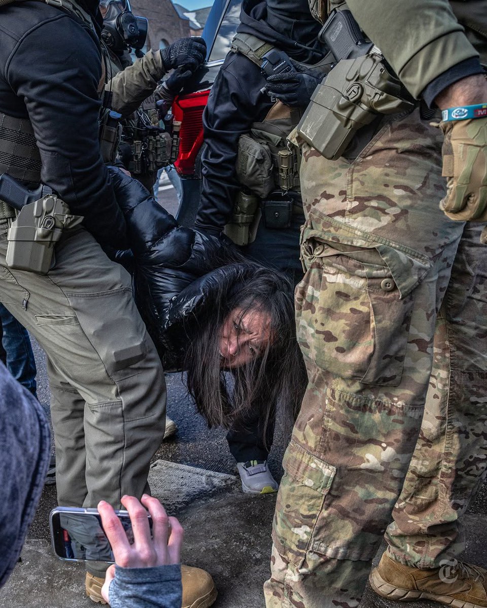 PedroRonchi2's tweet image. Ditadura na Venezuela prendendo opositores ao governo. Ah não, é na democracia nos EUA.