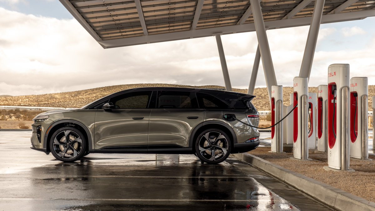 LucidMotors's tweet photo. 2,000 miles. 20 EV experts. One clear winner.
Lucid Gravity, built for range, fast charging, and real-world performance, claimed the top two positions in the Eastern Edge race.
Watch the full video: https://t.co/rsQMhRQSNT
#LucidGravity #EVPerformance #EasternEdge https://t.co/pzBfGZWlmw