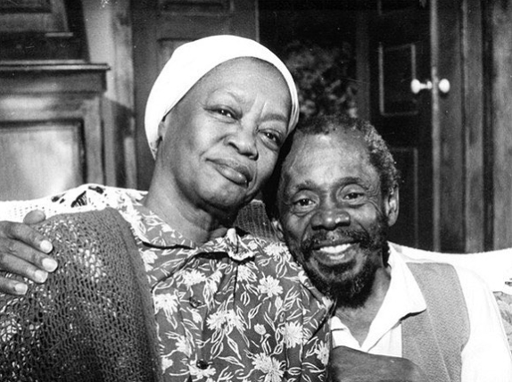 Ruth de Sousa e Grande Otelo, durante gravação da novela 'Sinhá Moça', de 1986. Dois grandes artistas que se destacaram por abrir portas para atores atrizes negros no teatro e na tv brasileiro
