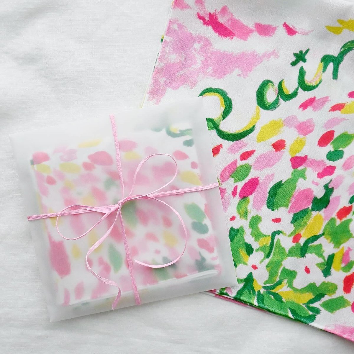 ハンカチは薄ら透ける封筒に入っているので、そのままギフトにも🎁

布博の会場ではリボンも用意しているので、気軽に声をかけてくださいね
