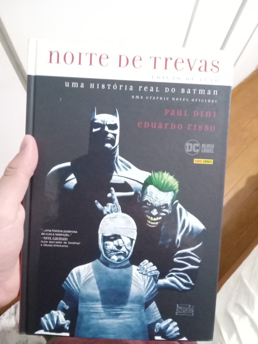 Não comentei nada mas esse final de semana eu li: "Noite de trevas: uma história real do Batman" e simplesmente é muito bem escrito, teve uma página que eu tive que parar de ler pra processar toda a mensagem. Uma excelente biografia, uma excelente história. 9,5/10