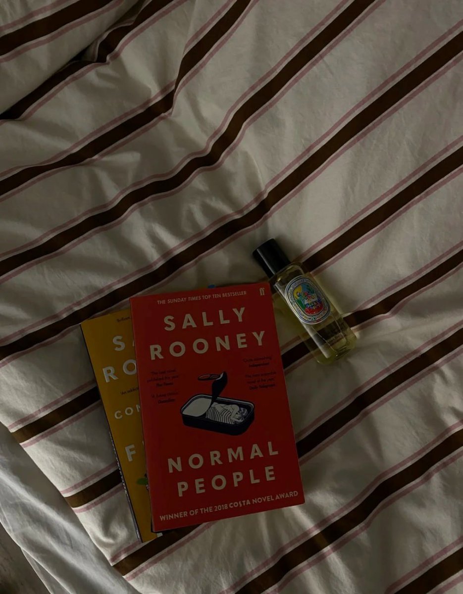 Hazel2563's tweet photo. My night feels complete with books beside me 📖😇🥰 https://t.co/inPtT6qGZx