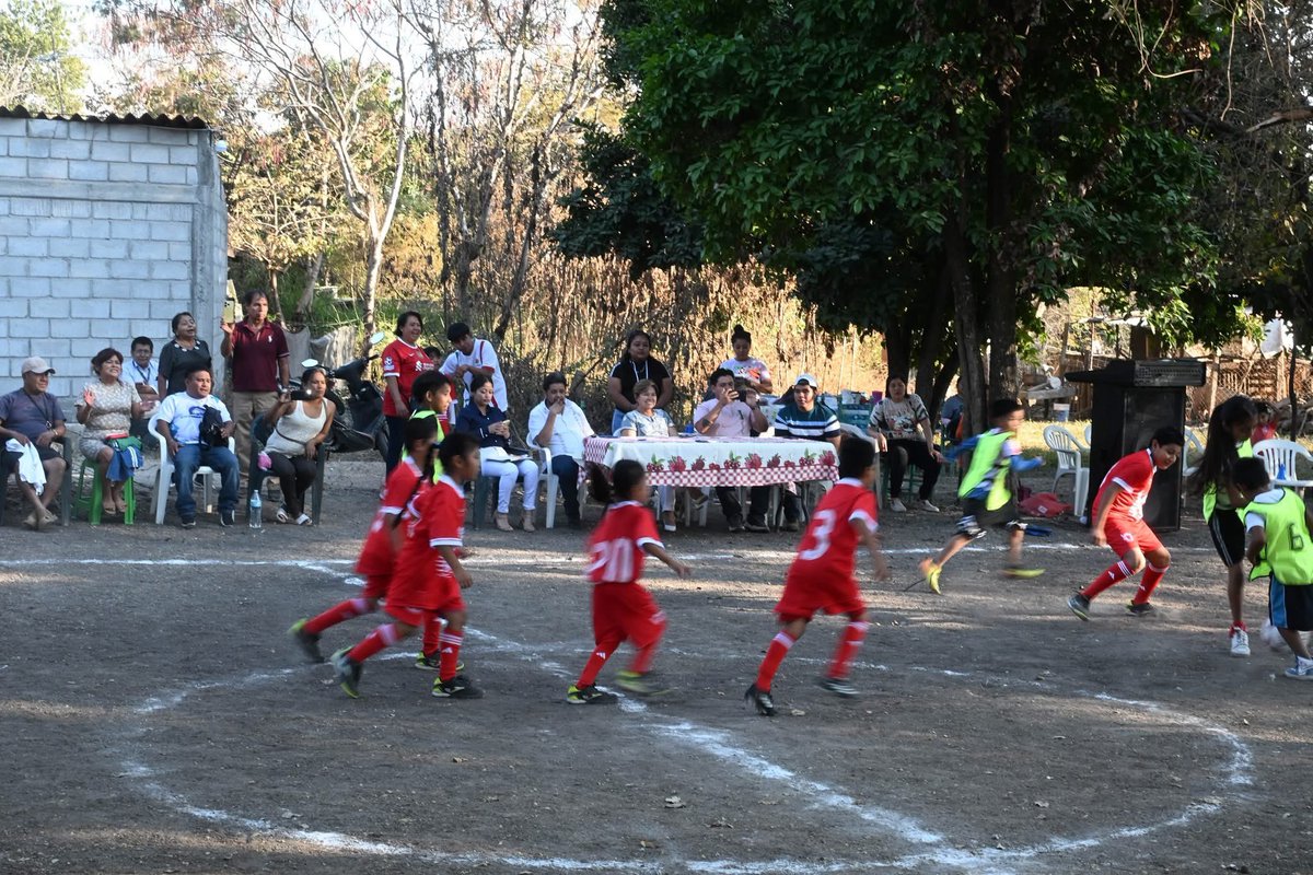 Impulsamos el deporte en la comunidad de Techichilco del municipio indígena de Xoxocotla con la iniciativa “Escuela Formativa Yolotl, Xoxocotla” del grupo comunitario Techichilco en Movimiento, que fue beneficiada con recursos Petate de Colores 🔗goo.su/t4LfHK