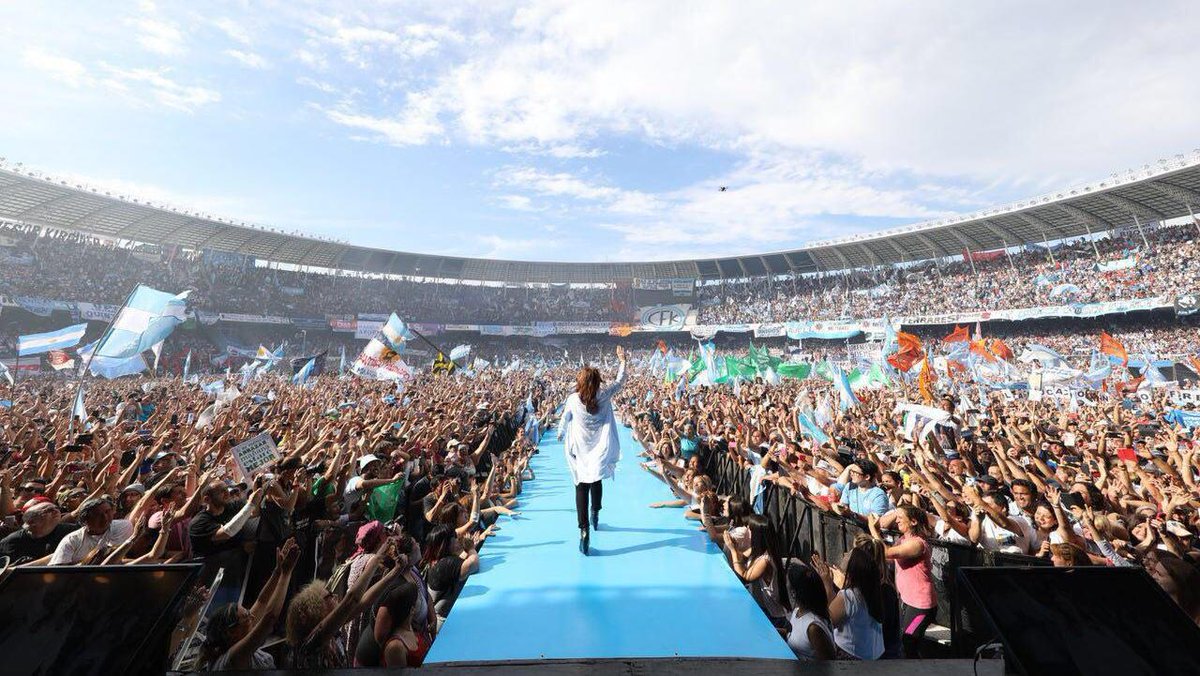 hyypermatica's tweet image. El K-POP llena estadios hace rato...