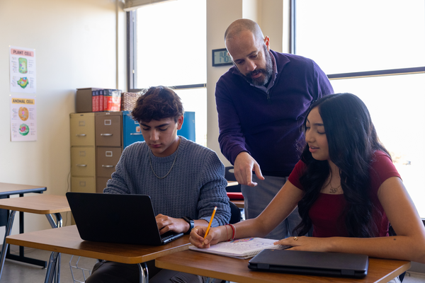 CollegeBoard's tweet photo. @AlvinISD, near Houston, Texas, wanted to boost #APSeminar enrollment without students sacrificing time for electives.
District leaders stacked the course with English 10, helping sophomores meet a graduation requirement and prepare for the state’s end-of-course exam.
Doing so paid off — since 2022, #AP Seminar participation increased 186%. In 2024, 85% of Alvin ISD students scored a 3 or higher on the AP Seminar exam, outperforming other Texas students.
Read more about the district’s adoption — and their advice to administrators looking to grow their AP Program.
🔗 https://t.co/tYbDz91EPf