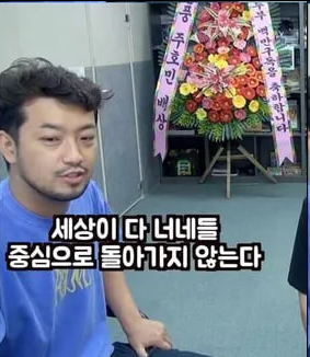 지방에 무슨 맛집이 있으면 서울에 지점 내라고 아우성인 서울놈들이 많은데요

맛집이 서울에 오려면 부동산이 싸야 합니다

우리 집값은 내리지 않았으면 좋겠고 맛집은 지방에서 파는 그 가격과 그 품질 그대로 왔으면 좋겠다는 이기적인 생각을 하는 서울사람들 보면

...뭘까 싶습니다.