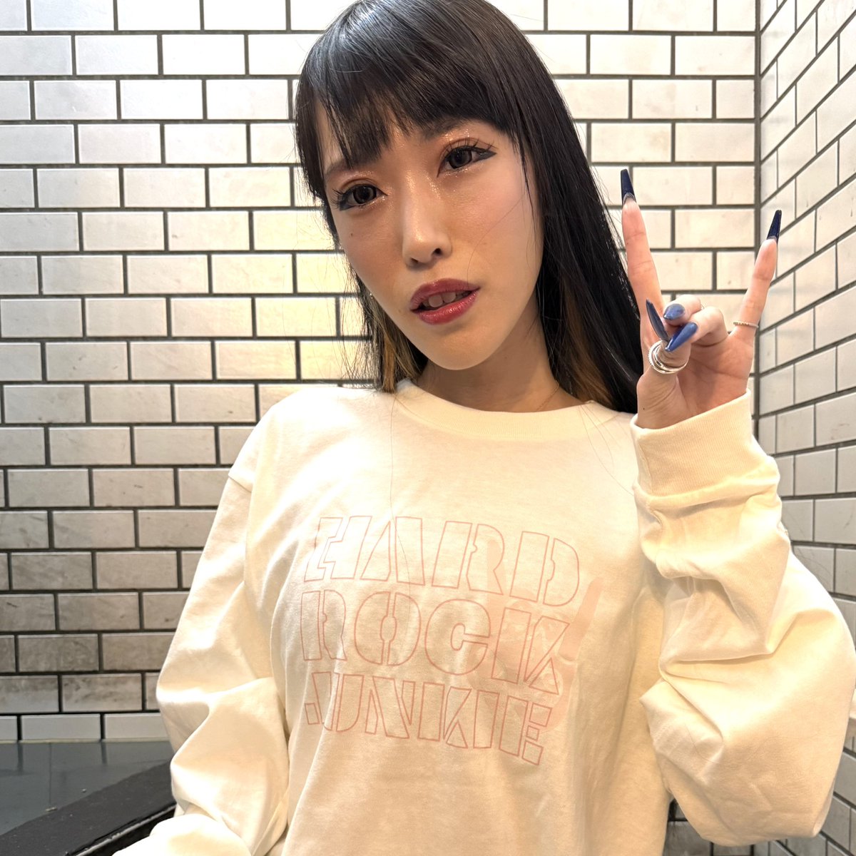 小雪  永遠の24歳（自称）

・好きなバンド  
ONE OK ROCK

・あなたにとってロックとは？
どう考えても生き様

#ハードロックジャンキー
#hardrockjunkie
#ロックt  #ロックtシャツ #ロックtコーデ
#ロック #ロック好き #ロック好きと繋がりたい #ロックンロール #ハードロック #メタル