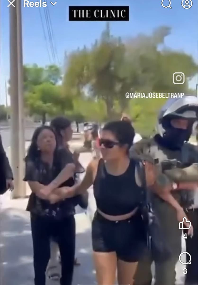 maca_allendes's tweet photo. Esta mujer de negro  hoy agredió a la Suegra de Claudio Crespo, una adulta Mayor, les dejo la foto, para que la hagamos famosa https://t.co/ce0syKGnGj