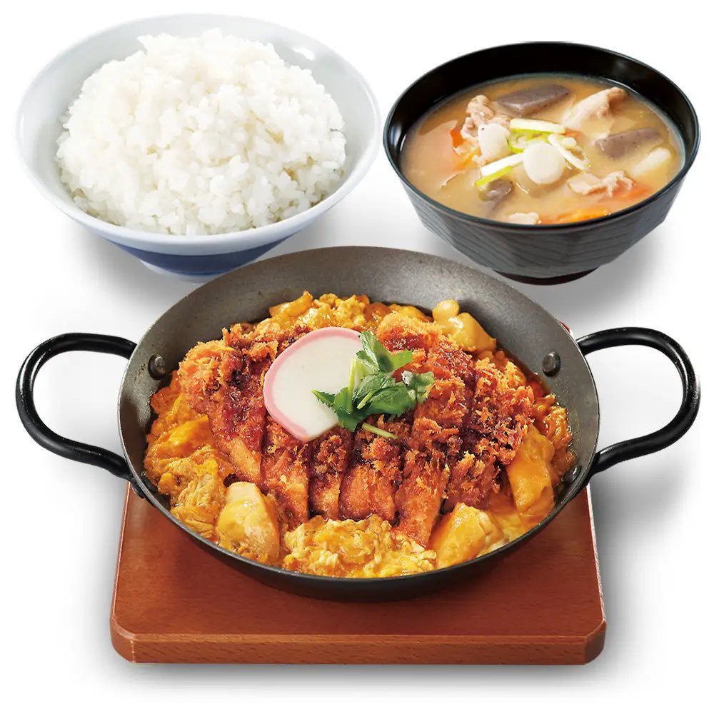 １月１６日よりかつやから、親子丼の上に、サクサクに揚げたロースカツを豪快にのせた「出汁醤油ロースカツ on the 親子丼」と「出汁醤油カツ on the 親子鍋定食」が新発売されます✨