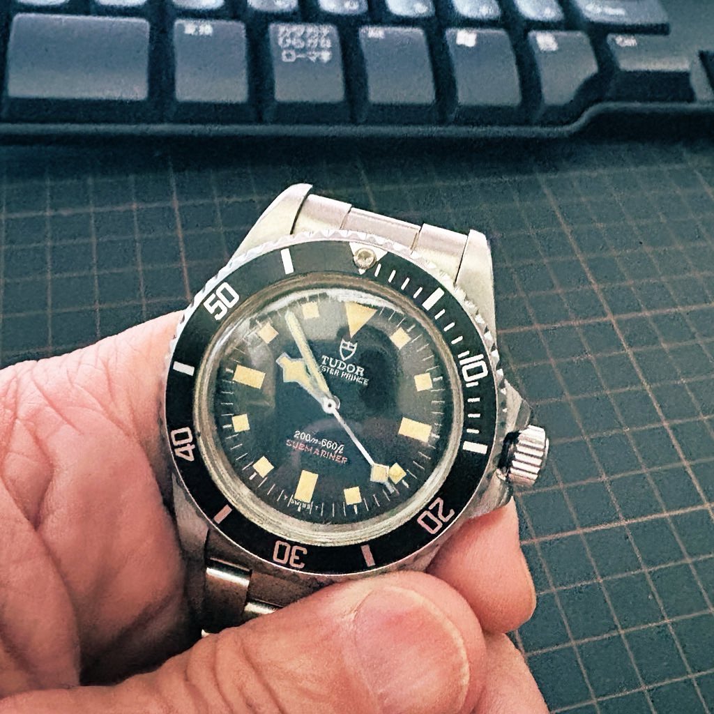 kigaru's tweet photo. ご老体の1970年代 TUDOR赤サブのリューズが入らなくなった件。。泣
修理出しだな。。
ref.9411 7016?
ムーブメント Cal.ETA 2836-1
#tudor #rorex #サブマリーナ https://t.co/0P0ToBAQ5C