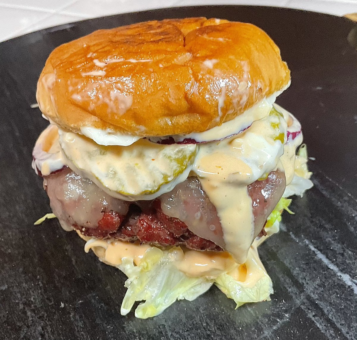 crappiedoc's tweet image. Smoked to build flavor.
Finished hot for texture.
@FireHatchRubs Brisket Bark

1-inch beef patty
Medium doneness
Proper melt

Smoked doesn’t mean dry. This is bangin. Special sauce🍔
#Cheeseburger
#Grilling