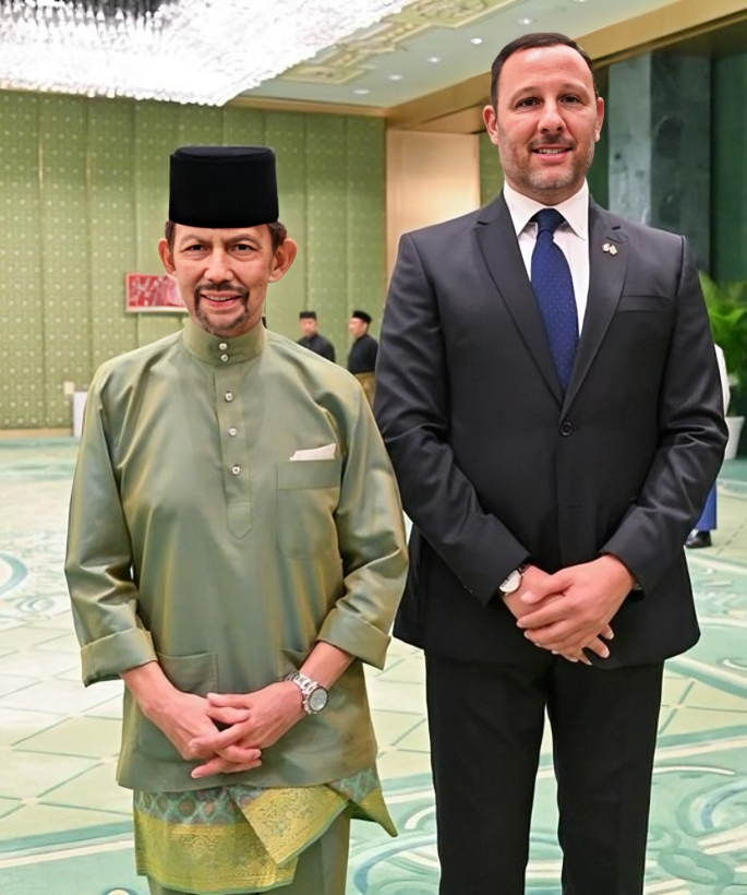 Nos vœux les plus sincères à Sa Majesté le Sultan Haji Hassanal Bolkiah pour une opération réussie ce dimanche. L’équipe du Haut-Commissariatse joint au 🇧🇳pour prier pour un prompt rétablissement.
#CanadaAuBrunei #Solidarité #PromptRétablissement #HMTheSultanOfBruneiDarussalam