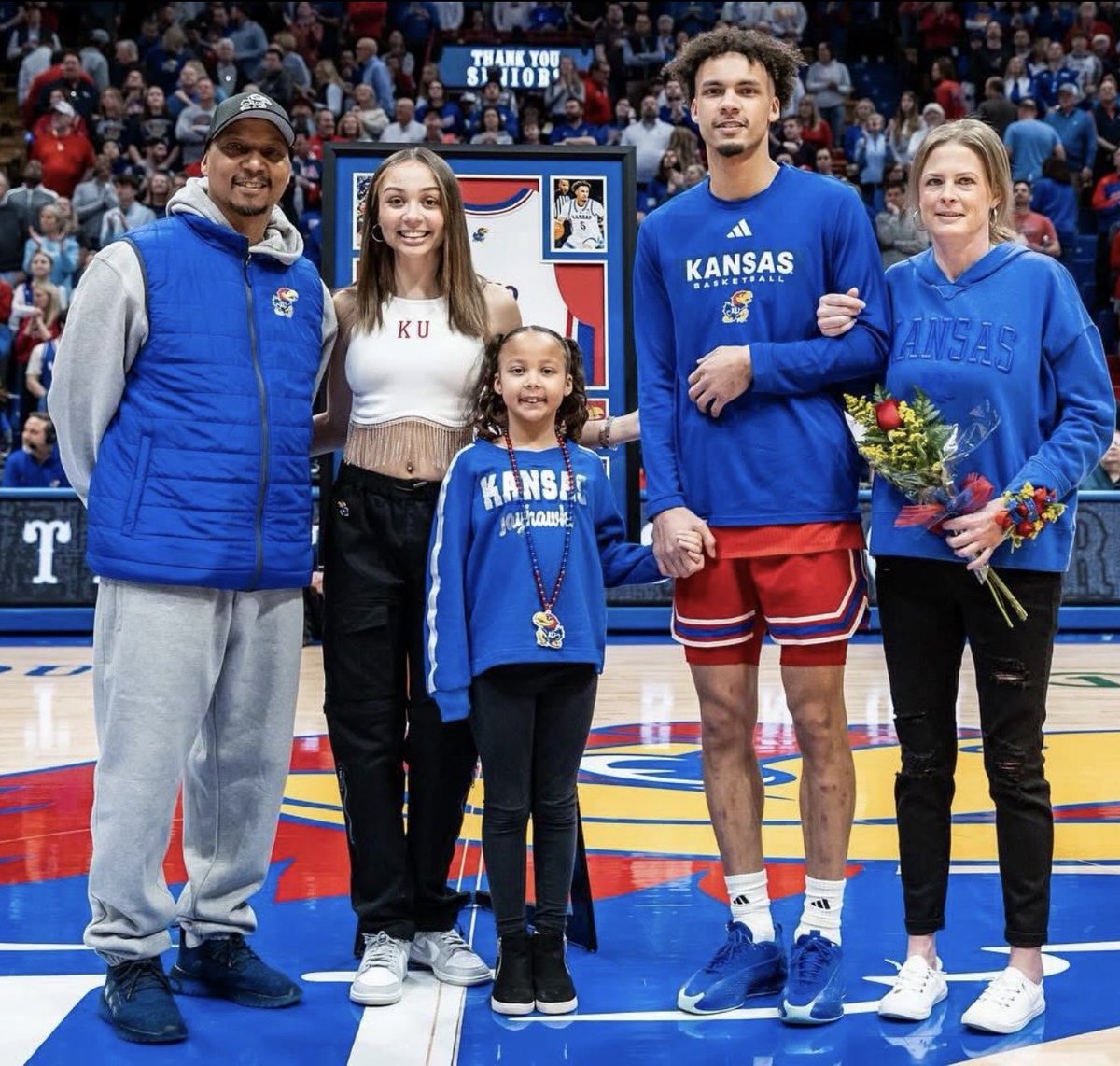 BHanni's tweet image. Today’s #KUCancerFighter hero hits especially close to home, as we spotlight Reggie Mayo, (father of Zeke) a 53-year-old from Lawrence, battling Acute Myeloid Leukemia.

Reggie was just diagnosed in November and already has undergone 2 rounds of chemotherapy. He’s now awaiting a…