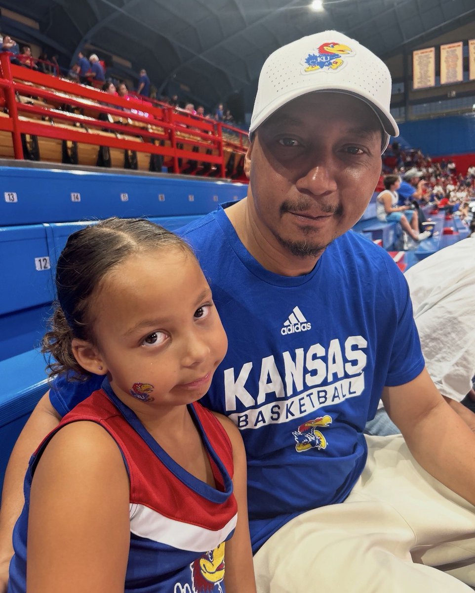 BHanni's tweet image. Today’s #KUCancerFighter hero hits especially close to home, as we spotlight Reggie Mayo, (father of Zeke) a 53-year-old from Lawrence, battling Acute Myeloid Leukemia.

Reggie was just diagnosed in November and already has undergone 2 rounds of chemotherapy. He’s now awaiting a…