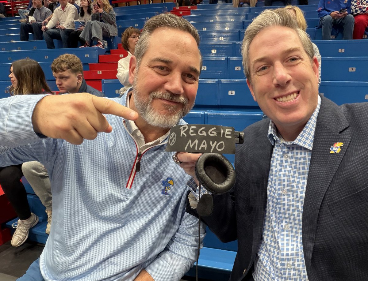 BHanni's tweet image. Today’s #KUCancerFighter hero hits especially close to home, as we spotlight Reggie Mayo, (father of Zeke) a 53-year-old from Lawrence, battling Acute Myeloid Leukemia.

Reggie was just diagnosed in November and already has undergone 2 rounds of chemotherapy. He’s now awaiting a…