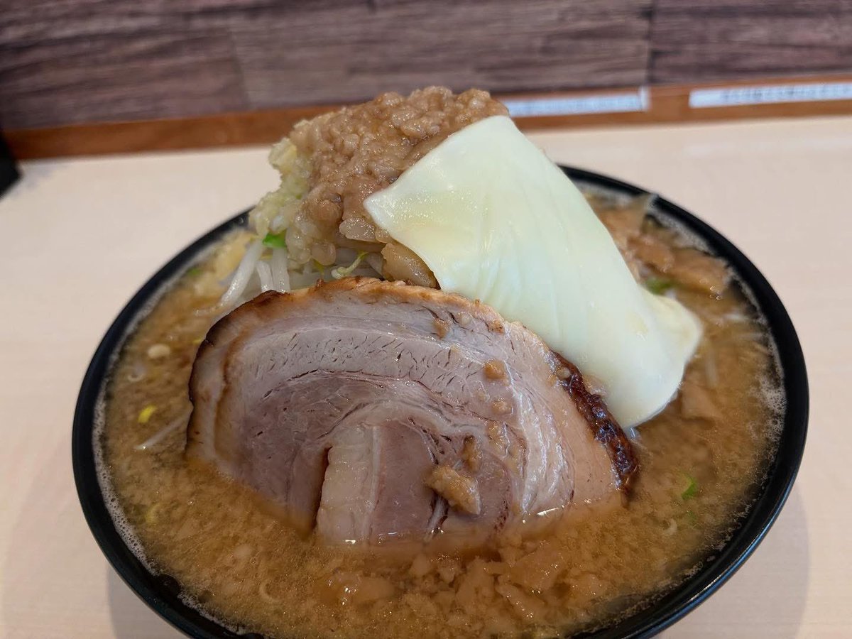 menya_singetu's tweet photo. 1月16日(金)から河内家二郎販売開始

毎年この時期を待ってる人、多いはず。
家系×二郎の濃厚スープに
背脂・ニンニク・極太麺・山盛り野菜。

粒感ある味付き背脂が絡んで
満腹保証の破壊力

🧀チーズトッピングも大好評
期間限定なのでお早めに！

※テイクアウト不可
※大人2名以上でのシェア不可 https://t.co/fNdTERt8Kz