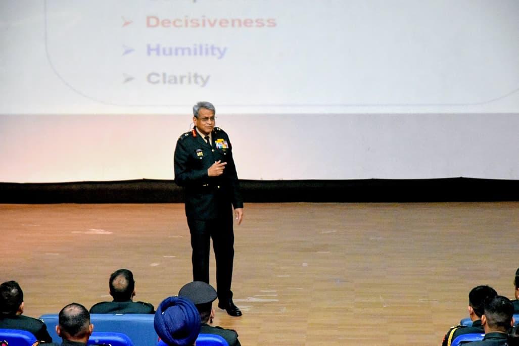 suryacommand's tweet image. "𝗣𝗿𝗲𝗽𝗮𝗿𝗶𝗻𝗴 𝘁𝗼𝗺𝗼𝗿𝗿𝗼𝘄’𝘀 𝗰𝗼𝗺𝗺𝗮𝗻𝗱𝗲𝗿𝘀 𝗳𝗼𝗿 𝗳𝘂𝘁𝘂𝗿𝗲 𝗰𝗵𝗮𝗹𝗹𝗲𝗻𝗴𝗲𝘀"

Lt Gen Anindya Sengupta, GOC-in-C #CentralCommand visited Officers Training Academy (#OTA), #Gaya. During the visit he was briefed on training philosophy, administrative