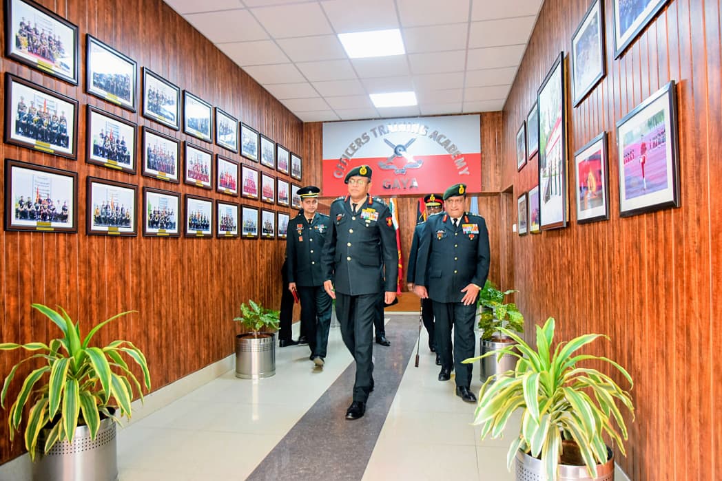 suryacommand's tweet image. "𝗣𝗿𝗲𝗽𝗮𝗿𝗶𝗻𝗴 𝘁𝗼𝗺𝗼𝗿𝗿𝗼𝘄’𝘀 𝗰𝗼𝗺𝗺𝗮𝗻𝗱𝗲𝗿𝘀 𝗳𝗼𝗿 𝗳𝘂𝘁𝘂𝗿𝗲 𝗰𝗵𝗮𝗹𝗹𝗲𝗻𝗴𝗲𝘀"

Lt Gen Anindya Sengupta, GOC-in-C #CentralCommand visited Officers Training Academy (#OTA), #Gaya. During the visit he was briefed on training philosophy, administrative