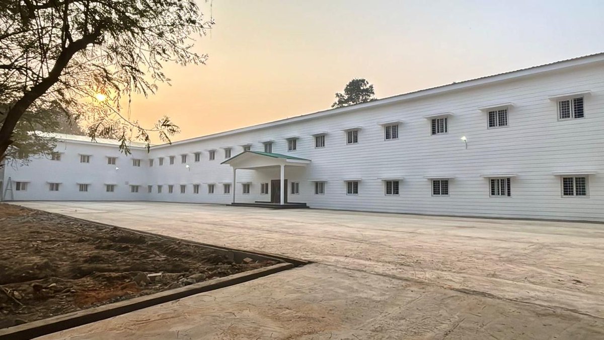 suryacommand's tweet image. "𝗣𝗿𝗲𝗽𝗮𝗿𝗶𝗻𝗴 𝘁𝗼𝗺𝗼𝗿𝗿𝗼𝘄’𝘀 𝗰𝗼𝗺𝗺𝗮𝗻𝗱𝗲𝗿𝘀 𝗳𝗼𝗿 𝗳𝘂𝘁𝘂𝗿𝗲 𝗰𝗵𝗮𝗹𝗹𝗲𝗻𝗴𝗲𝘀"

Lt Gen Anindya Sengupta, GOC-in-C #CentralCommand visited Officers Training Academy (#OTA), #Gaya. During the visit he was briefed on training philosophy, administrative