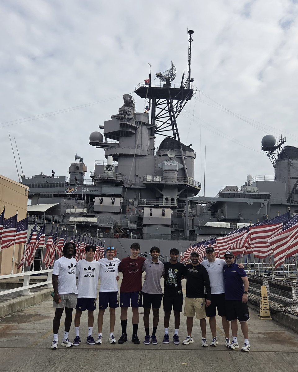 UW_MTennis's tweet image. Thank you to the USS Missouri for hosting us during our trip to Hawai'i this past weekend.

We’re grateful to have had the opportunity to learn more about and visit the USS Missouri while in Pearl Harbor. #MightyMo x #GoHuskies🐾🎾