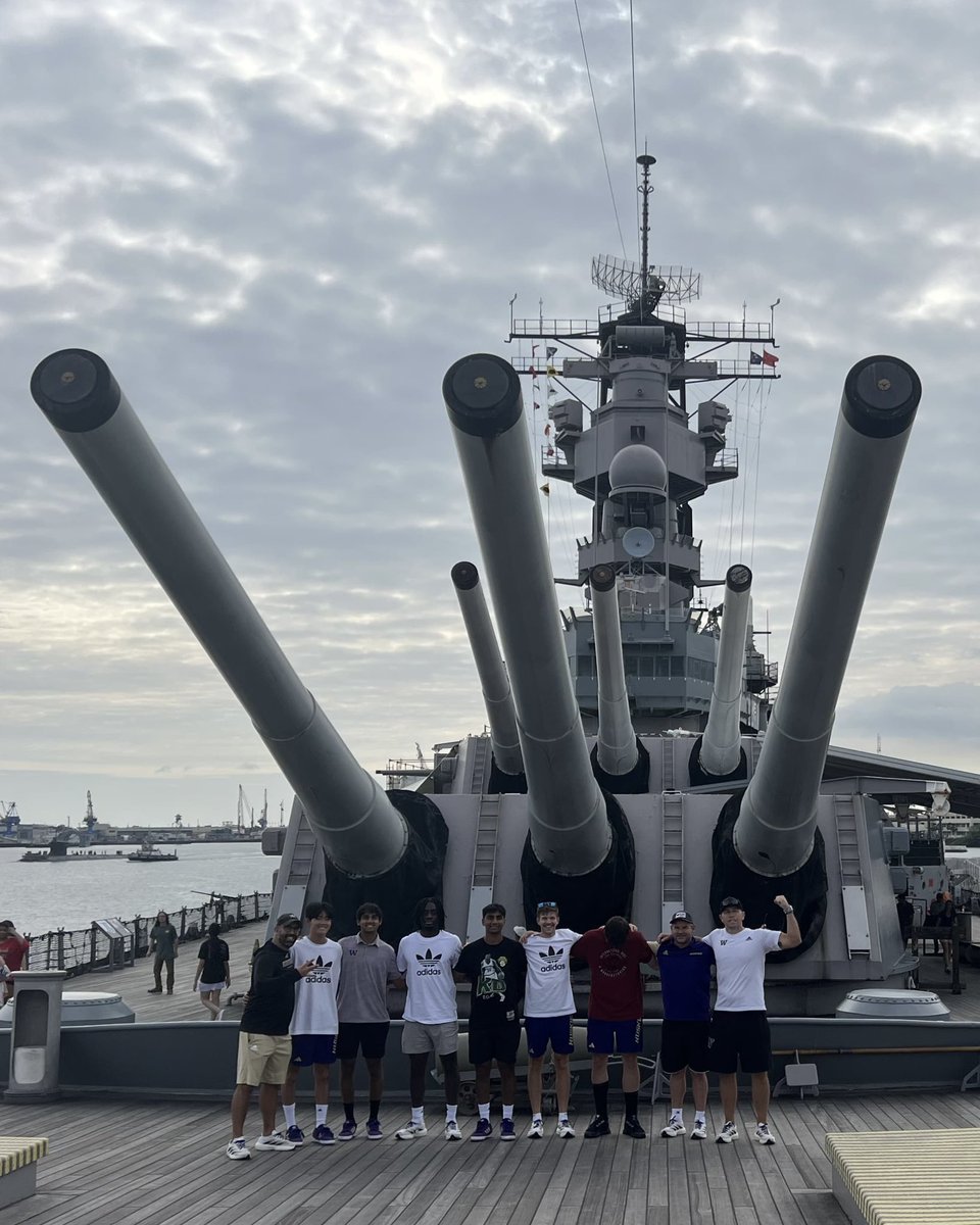 UW_MTennis's tweet image. Thank you to the USS Missouri for hosting us during our trip to Hawai'i this past weekend.

We’re grateful to have had the opportunity to learn more about and visit the USS Missouri while in Pearl Harbor. #MightyMo x #GoHuskies🐾🎾