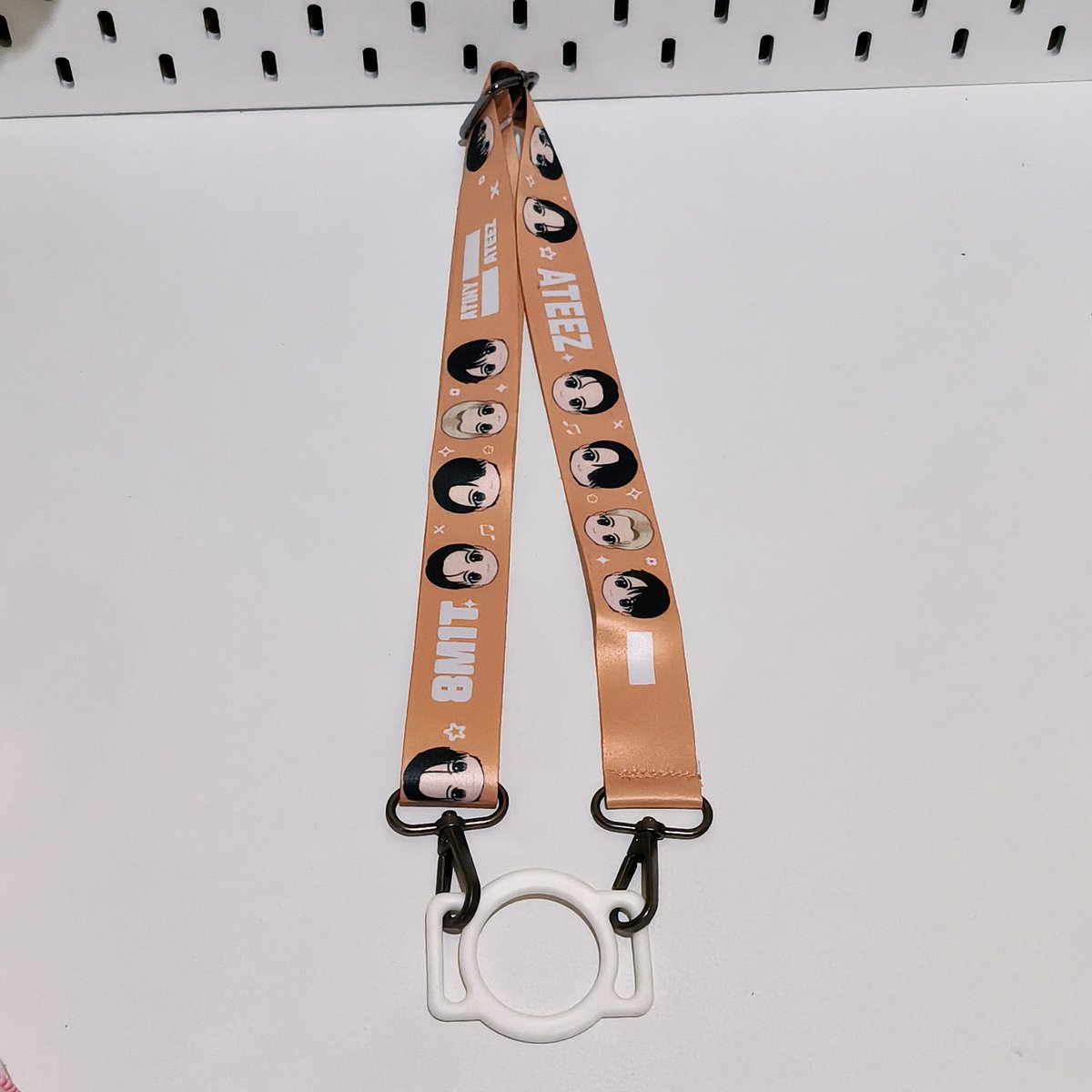 FancystuffI's tweet image. Wts 
Ready strap 2in1 lightstick ateez 
Size 3x100cm
Bisa untuk strap tas
Print 2 sisi 
Harga 35k/ea 
Free 1 pin glitter ateez
s.shopee.co.id/70DrcssvZi