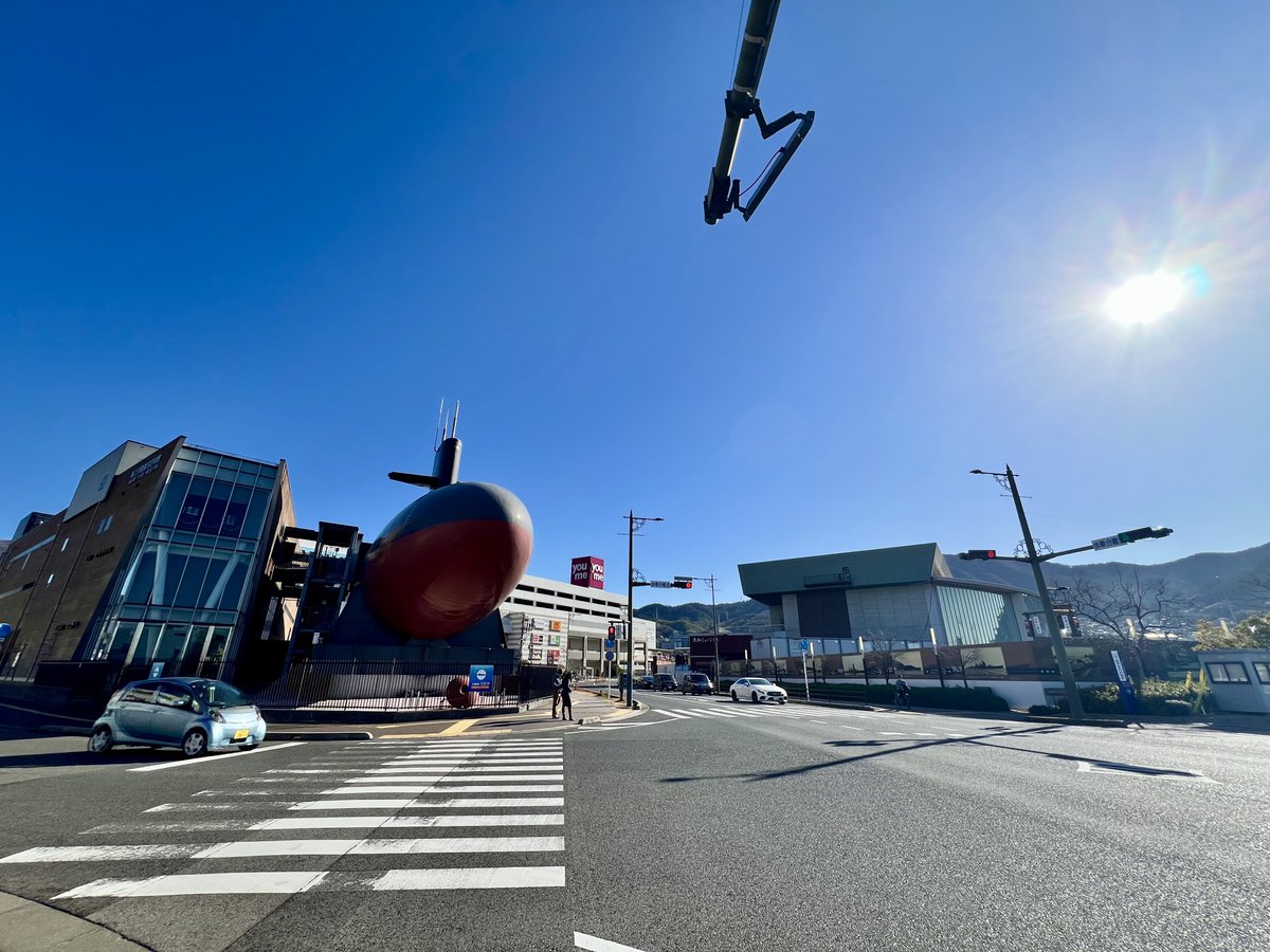 arkroyal18's tweet image. 潜水艦前でアメリカからいらっしゃった観光客さんに声をかけて案内してました
もちろん全部英語です

naval baseに近いのはここか？と聞かれたのでアレイからすこじまを案内して中央桟橋まで一緒に行ってタクシーに乗ってもらいました
よい旅を！