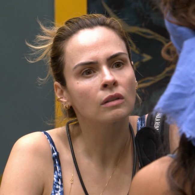 babi's tweet image. Eu juro que ESSA tb seria a cara que eu iria fazer se uma fia viesse falar coisa de 10 anos atrás comigo

#BBB26