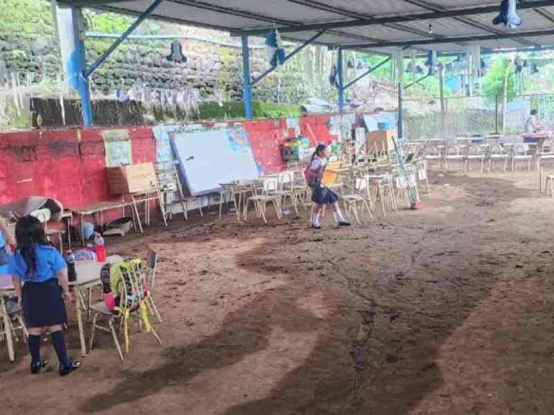 antoasb's tweet image. Así las condiciones de una escuela pública en Chirilagua, San Miguel. 

En 2022 el gobierno de Bukele la demolió con la promesa de remodelarla, les dijeron que en un periodo de unos 6 meses estaría “lista la nueva”, pero ya pasaron 4 años y está en completo abandono. Ahora los…