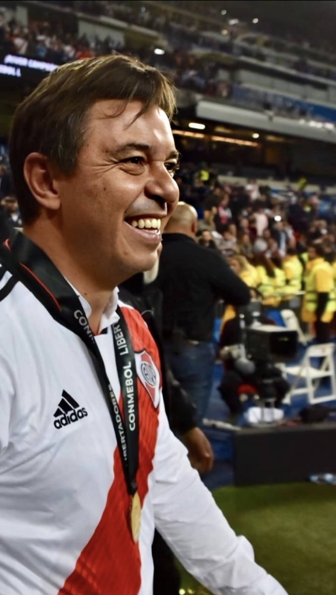 kurkomillonario's tweet image. "Vivir y jugar con grandeza"  lo pusieron
Unos chetitos de Adidas

"EL MÁS GRANDE, LEJOS"

Fue de toda la vida