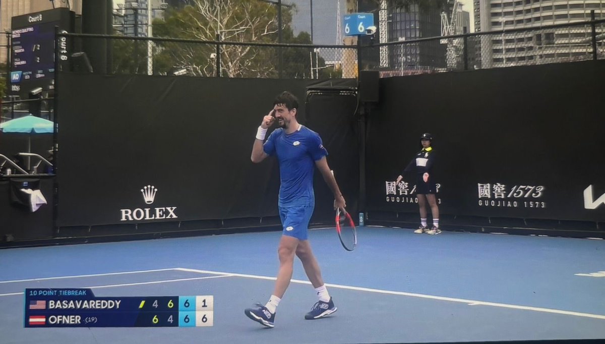 StrictlyHN's tweet photo. #AustralianOpen 

IMPRESIONANTE🤯

Sebastian Ofner🇦🇹 ganaba 7-1 en el Match Tiebreak y celebra pensando que habia ganado el partido (sin darse cuenta que se jugaba a 10). 

Seguido a eso, Basavareddy🇺🇸 holdea y recupera dos mini quiebres y le gana 13-11. 

Lo celebro asi👇🏻🥶 https://t.co/YtTBMdd91u